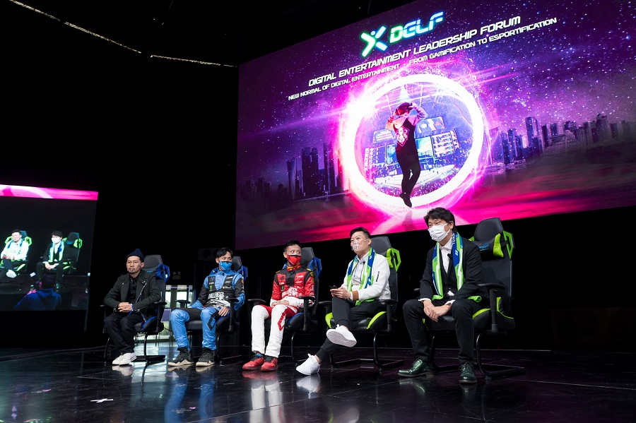 Gamers with blue and red costumes at the Digital Entertainment Leadership Forum 2020